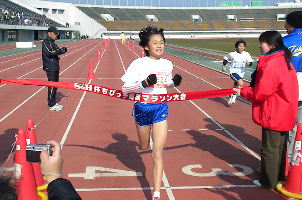 6年女子は吉田さんが圧勝。嬉しいガッツポーズでフィニッシュ！