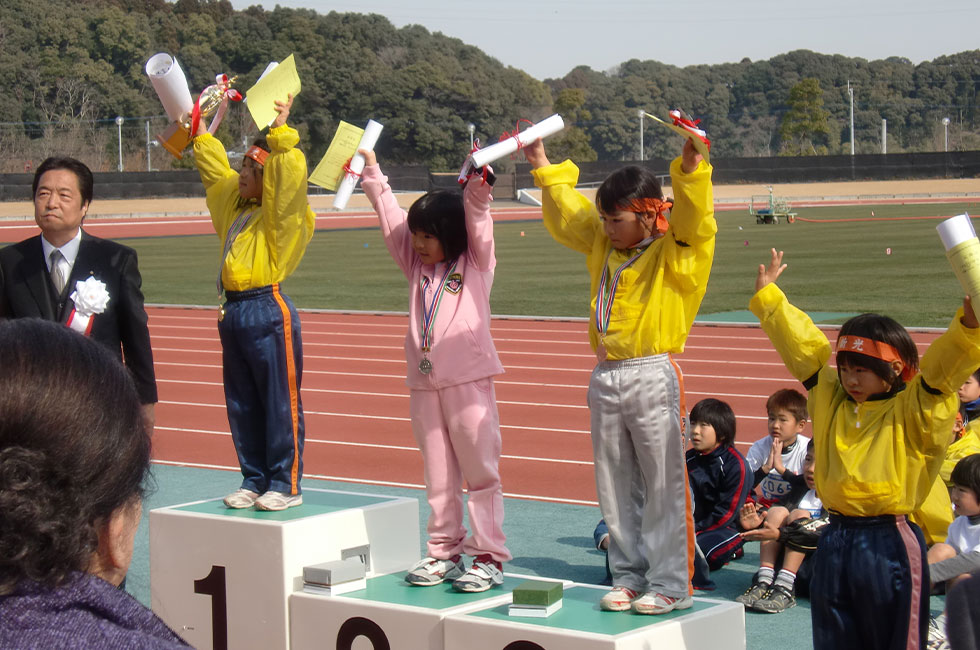 1年女子表彰。優勝は中村さんで6分41秒の好タイム。2位～4位は僅差の接戦だった。