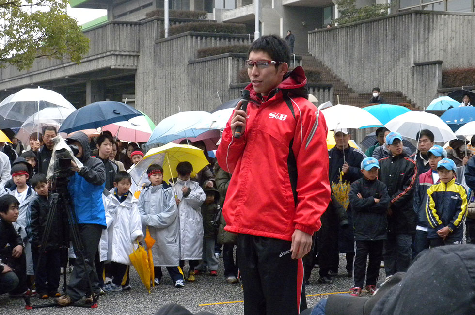 ゲストに上野選手が応援に来てくれた。小学生の時は野球少年だったそうです。