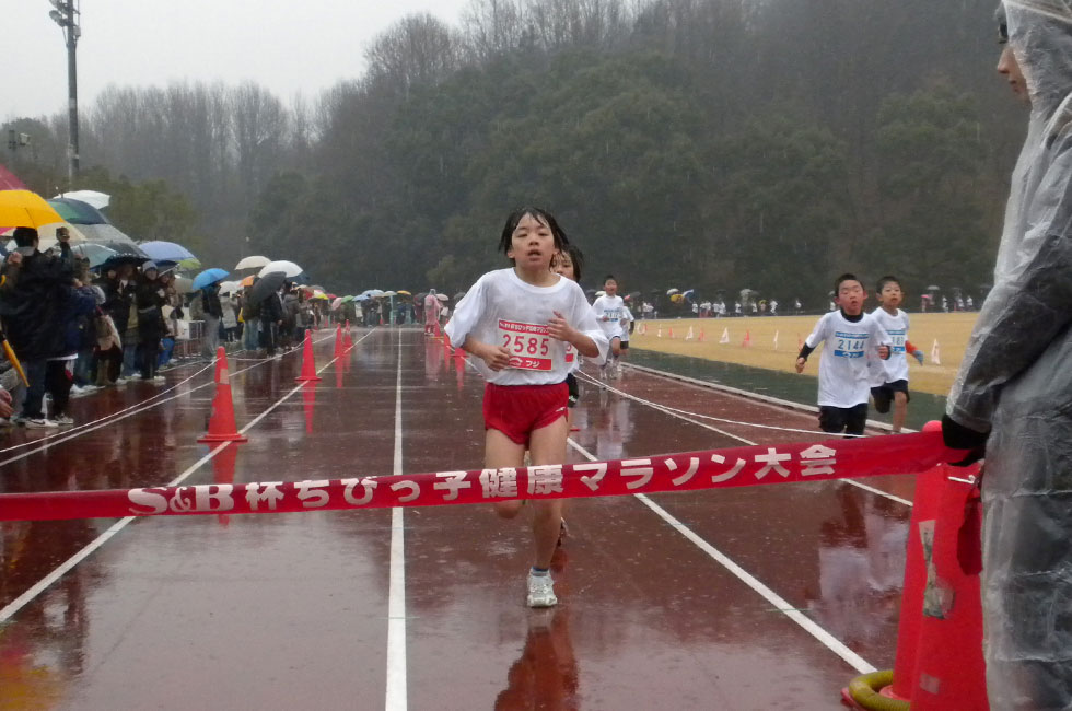 2年女子は平田さんと梅村さんの接戦に。僅差平田さんが先着し2連覇。