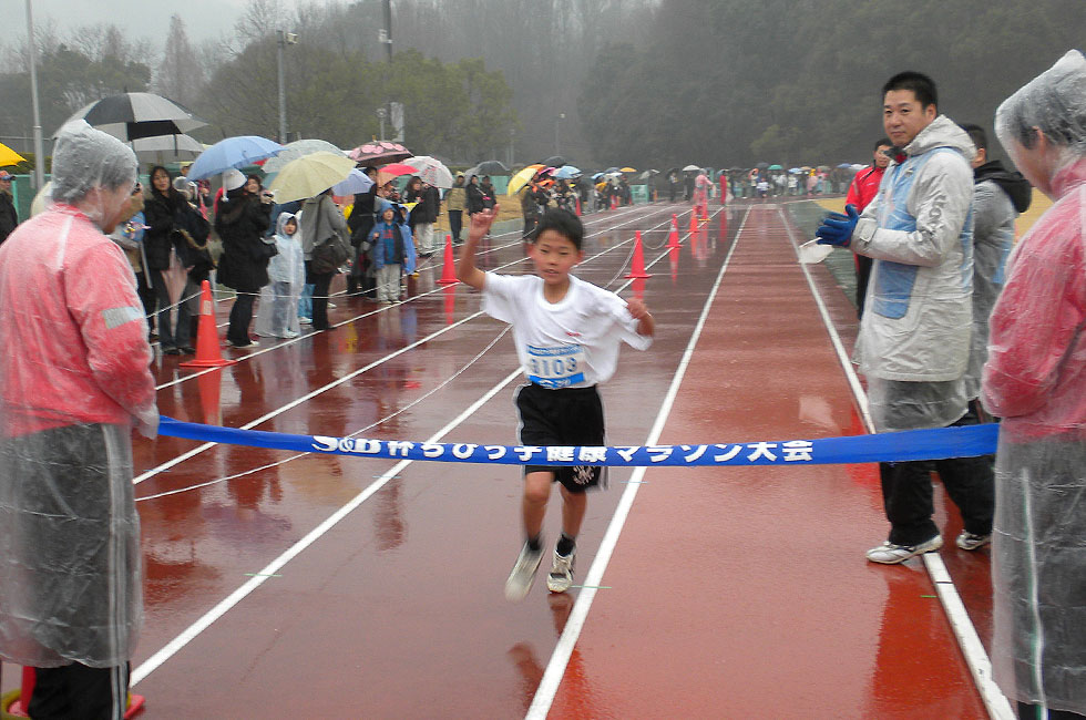 3年男子は昨年3位の永尾くんが7分28秒の好タイムで独走Ⅴ。