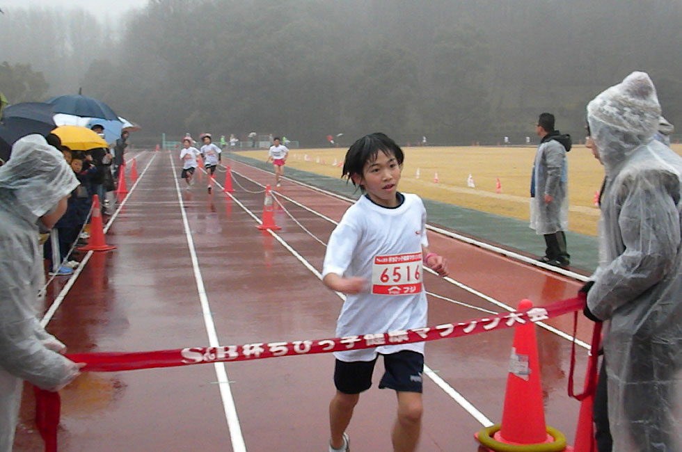 ハイレベルだった6年女子は岡田さんが	接戦を制した。タイムも11分05秒の好タイム。