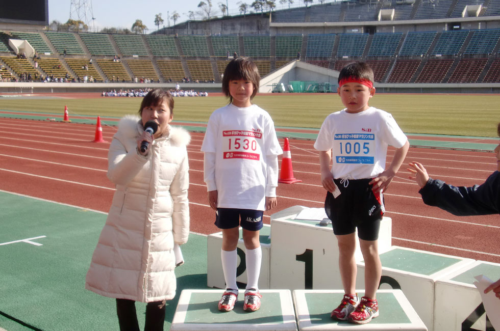 1年男女優勝インタビュー。男子は藤原くん、女子は岸本さんが喜びを語った。