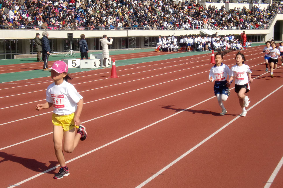 2年女子は先頭の竹本さんが序盤から積極的に先行し独走態勢に。5分55秒の好タイムをマークした。