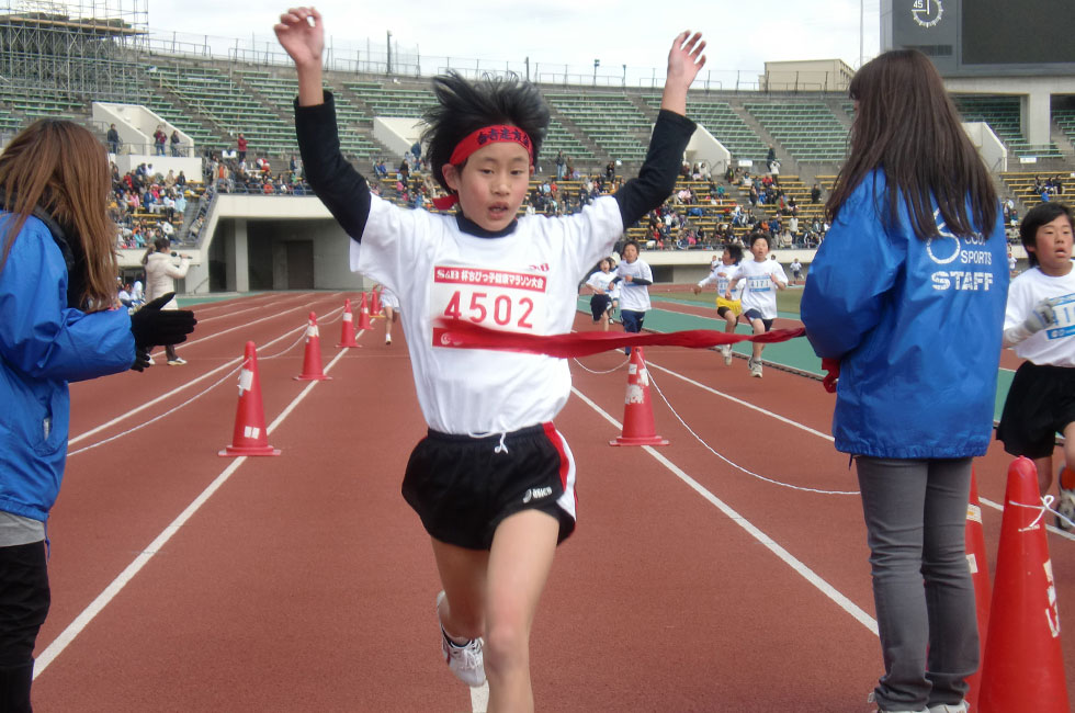 4年女子は昨年5位の安達さんが大ブレイク。7分31秒の好タイムでハイレベルを制した。