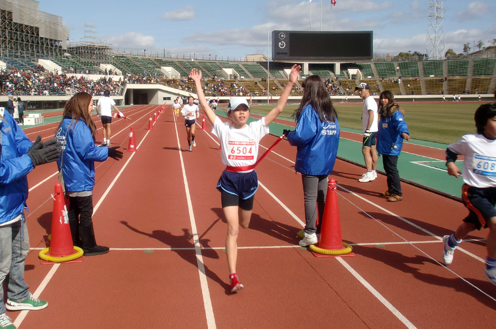 6年女子は昨年3位の岸本さんが超ハイレベルを10分49秒の好タイムで制した。