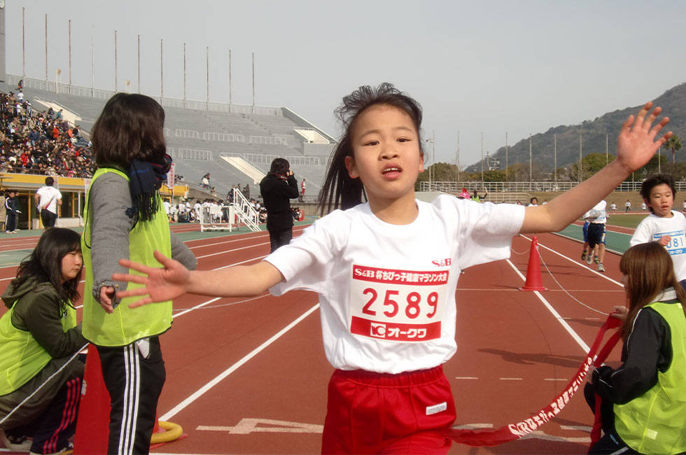 2年女子は松原さんが2連覇。タイムも昨年度のランクトップを上回る5分33秒の好タイムをマーク。