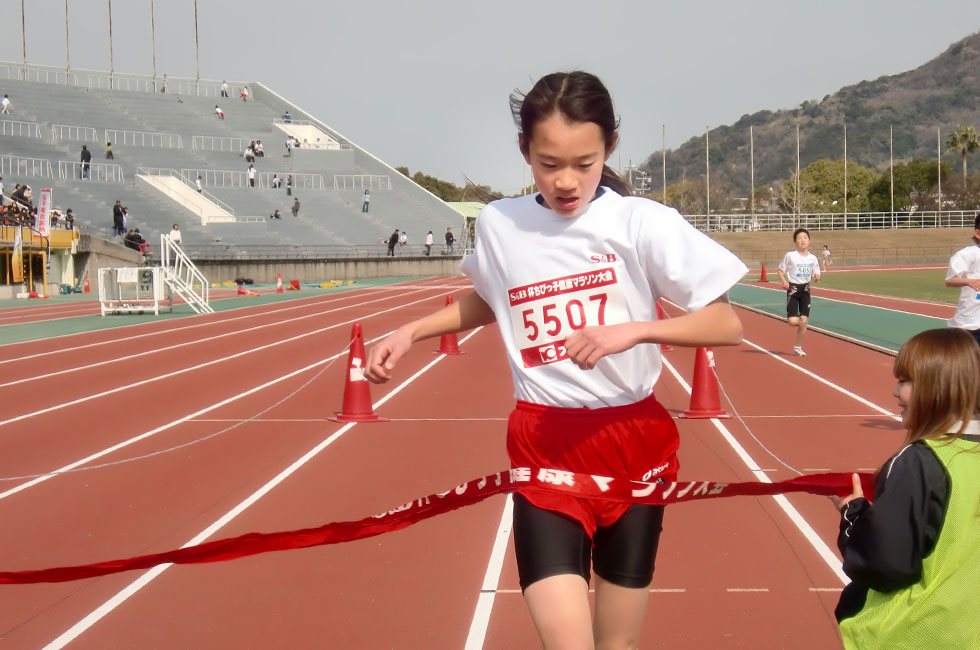 5年女子は柿花さんが10分51秒の好タイムで独走Ⅴ。