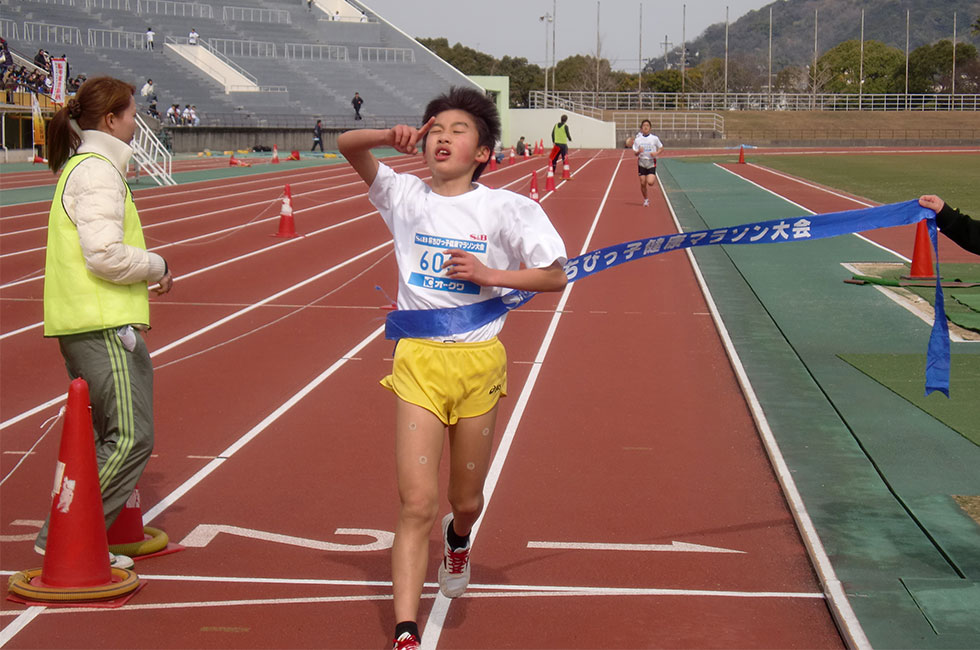 6年男子は橋本くんが10分03秒の好タイムで圧勝。