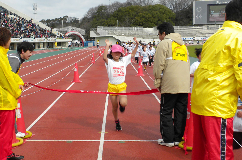 2年女子は竹本さんが5分52秒の 好タイムをマークしハイレベルを制した。
