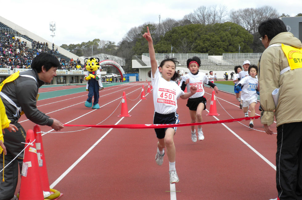4年女子は前田さんが7分18秒の 好タイムで2連覇。