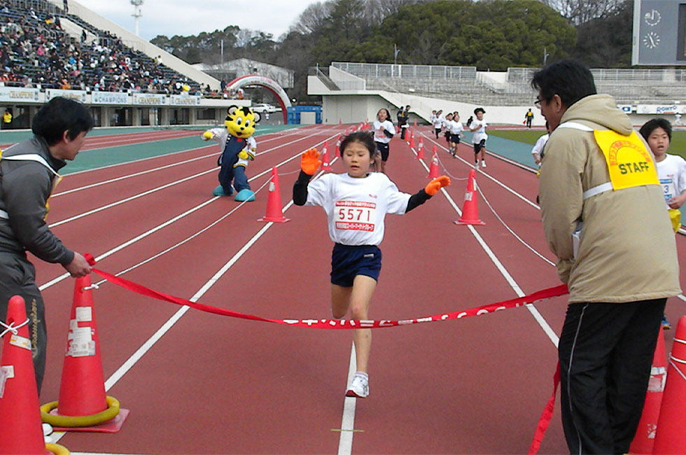 5年女子は岡本さんが10分45秒の 好タイムで制した。