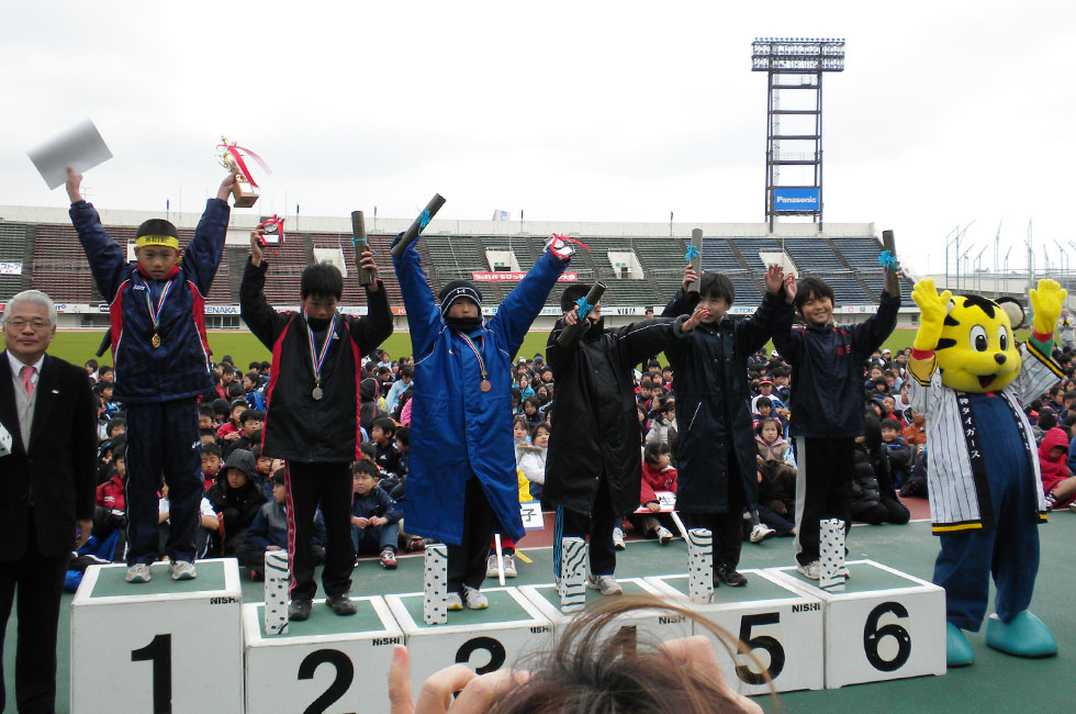 4年男子表彰。優勝は木村くんで6分56秒の好タイム。2位佐々木くんも6分59秒の好タイムだった。3位永田くん、4位松本くん、5位渡部くん、6位本間くん。