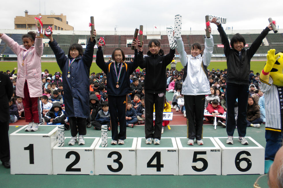 6年女子表彰。高松さんが9分57秒の歴代最高タイムをマーク。2位中村さん、3位岸本さん、4位竹内さん 5位奥川さん、6位平田さん。