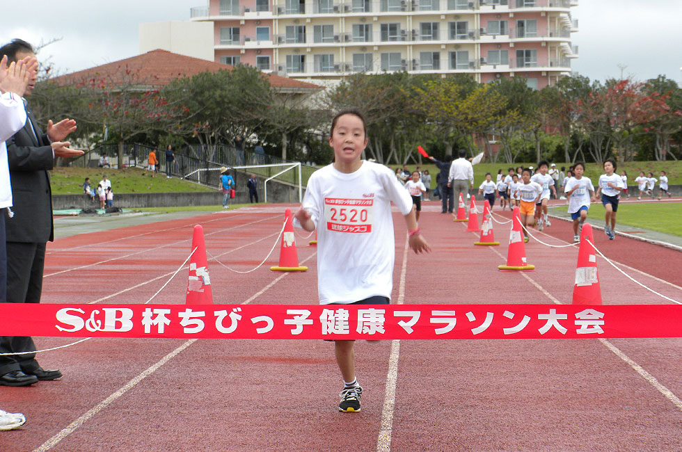 2年女子優勝は足達さん。6分11秒の好タイムでフィニッシュ！