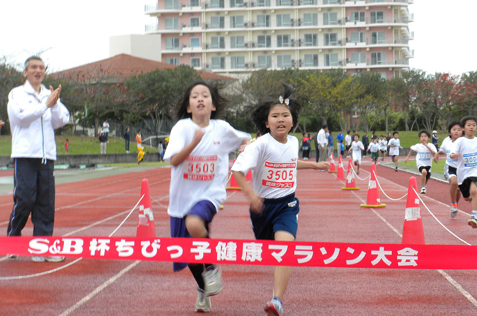 3年女子は上原さん（右）と前原さん（左）がほぼ同時にフィニッシュ。僅差上原さんに軍配。