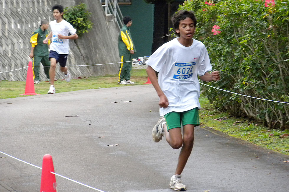 6年男子は宮城くんが2連覇。タイムも10分40秒の好タイム。