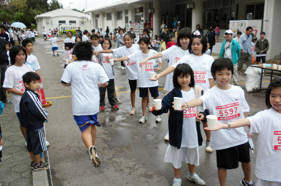 給水は子供たちが率先して手伝うのが沖縄流。	