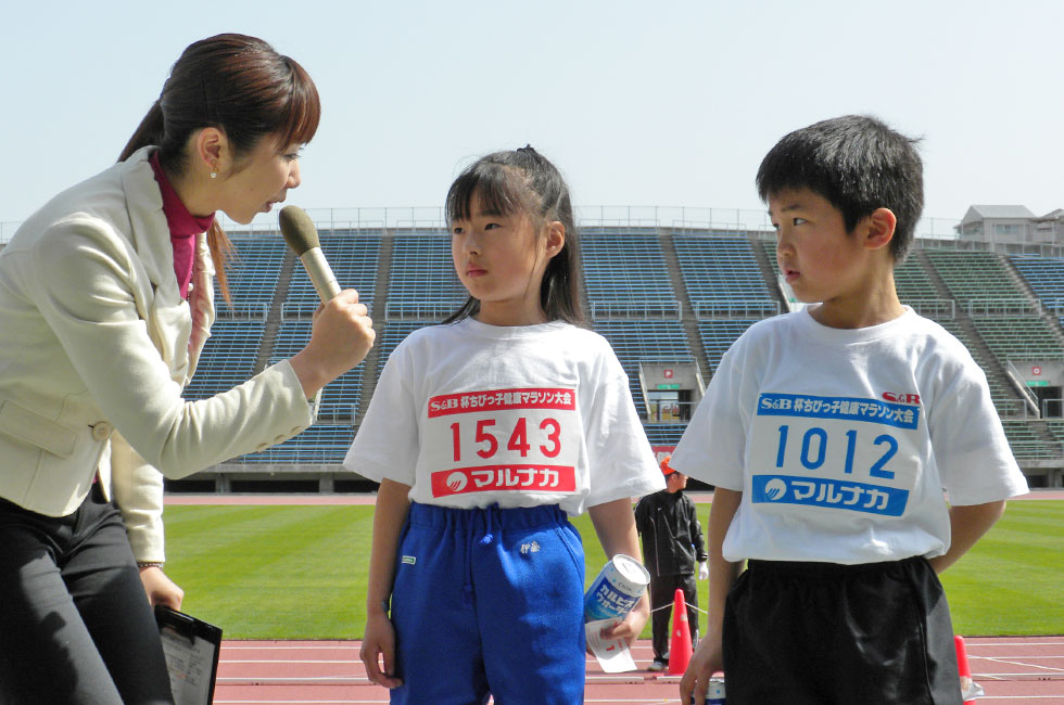 1年男女優勝インタビュー。男子は森安くん。1年生で5分台は速い！女子は伊藤さんで6分39秒の好タイム。