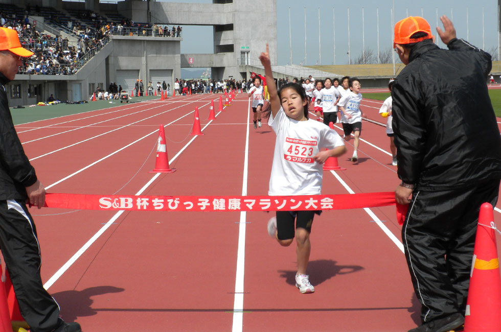 4年女子は森本さんが2連覇。会心のポーズでフィニッシュ！