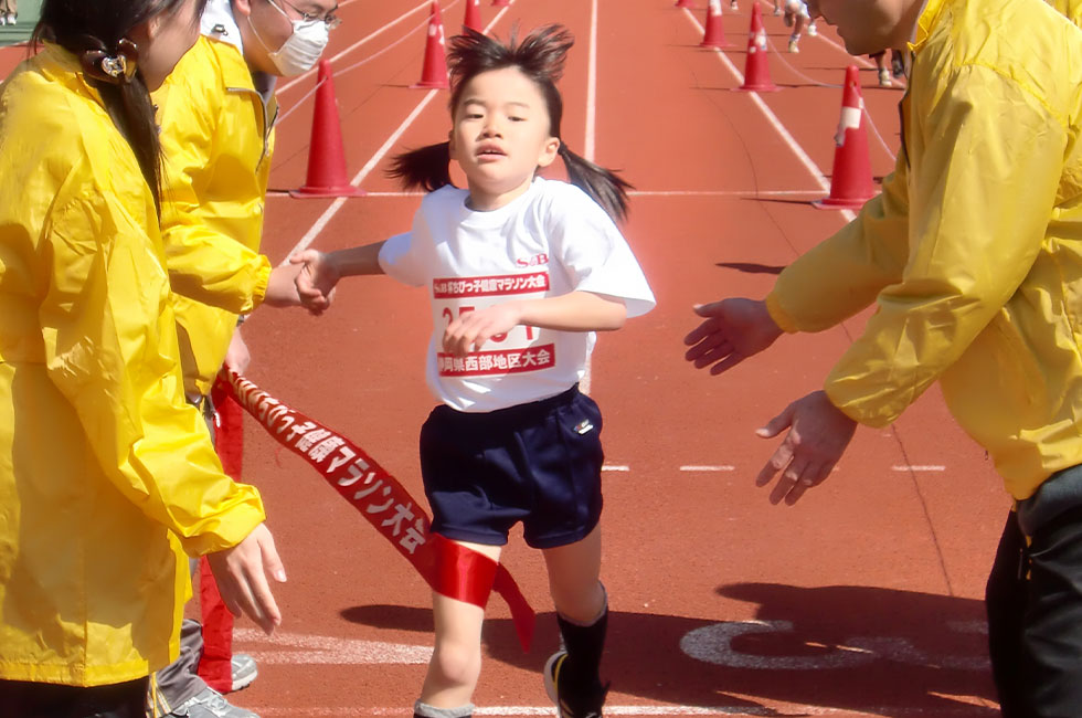 2年女子は大杉さんが5分台（58秒）の好タイムで制した。