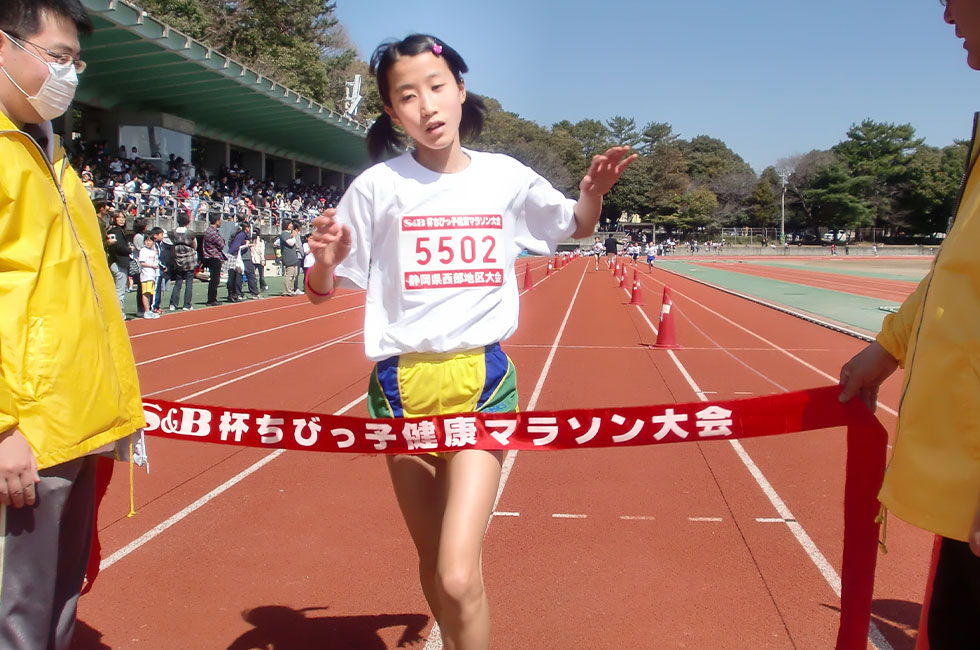 5年女子は井上さんが11分04秒の好タイムで制した。