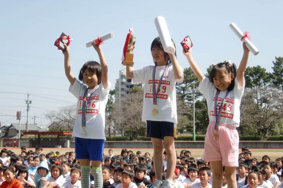 1年女子表彰。1位横道さん、2位仲子さん、3位杉山さん。