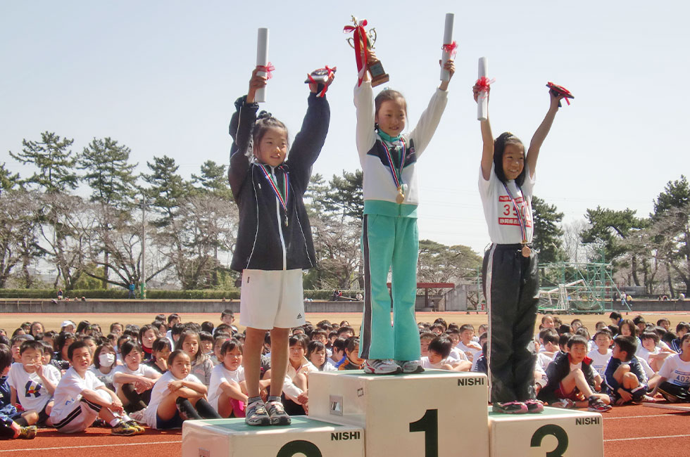 3年女子表彰。1位松本さんは7分30秒の好タイムをマーク。2位今村さん、3位荒川さん。