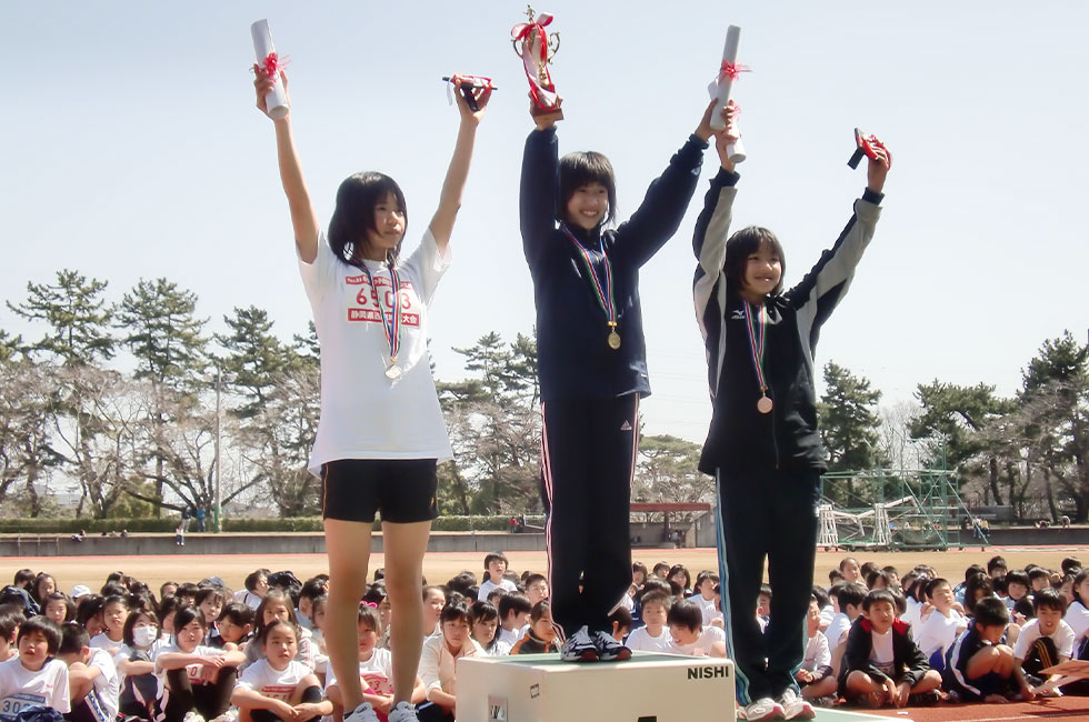 6年女子表彰。武藤さんが10分34秒の快記録。2位成岡さんも10分52秒の好タイム。3位奥山さんで11分30秒の好タイム。