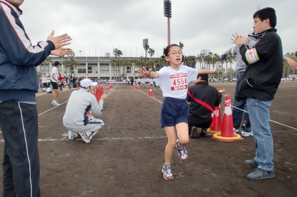 4年女子は杉山さんが7分37秒の好タイムで制した。