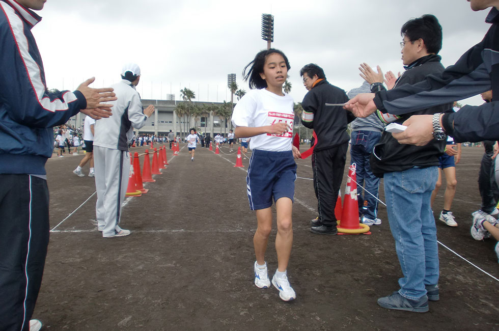 6年女子は倉岡さんが2連覇。タイムも11分10秒の好タイム。