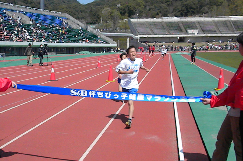 4年男子は中嶋くんが接戦を制し3連覇。