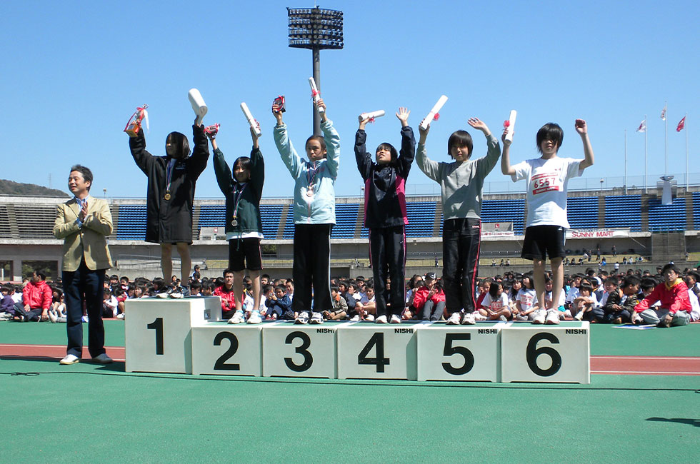 6年女子は弘光さんが11分35秒の 好タイムで制した。