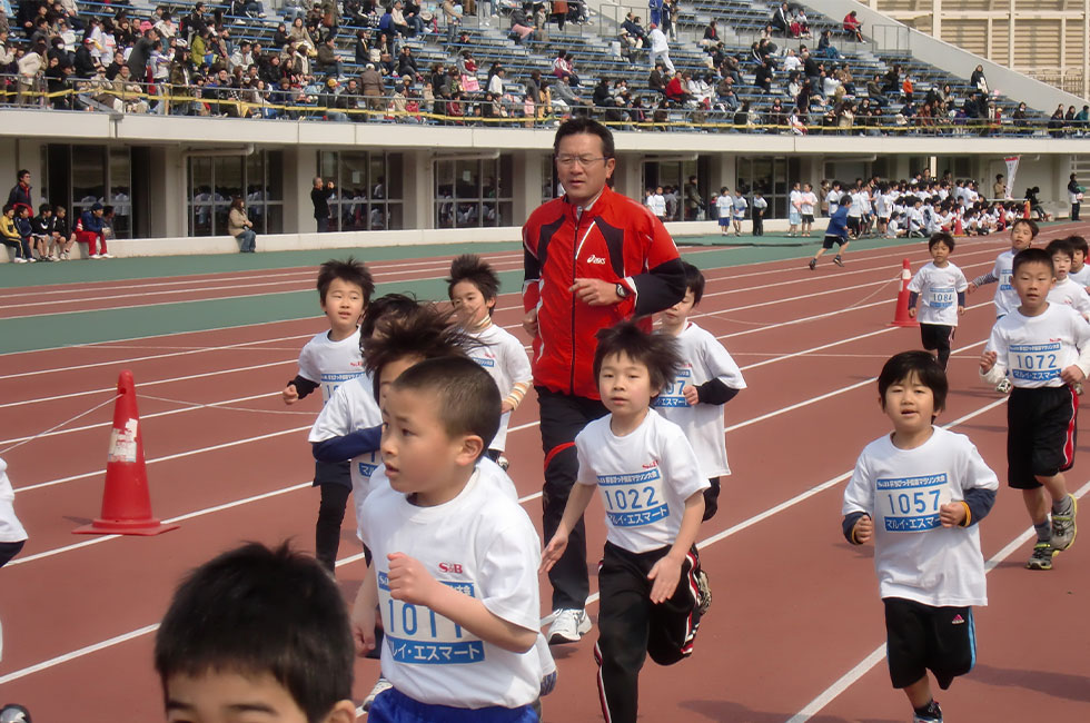 往年の名ランナーも健脚を披露。