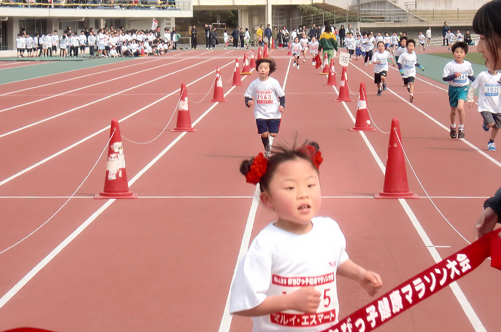 1年女子は小山さんが6分44秒の好タイムで制した。