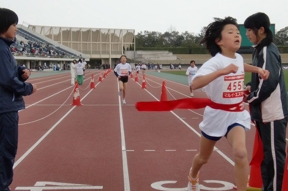 4年女子は中村さんが接戦を制し2連覇。