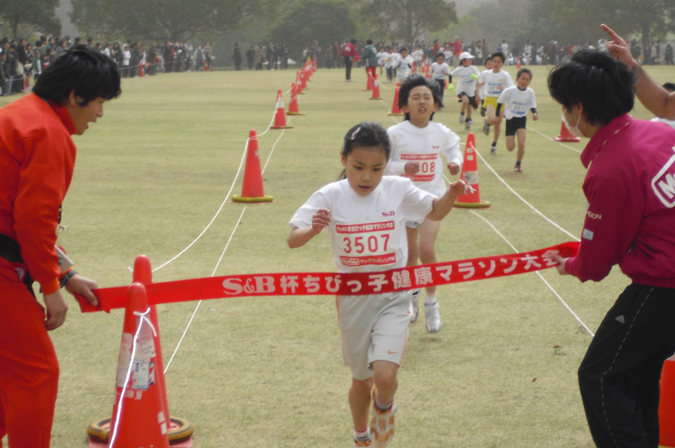 3年女子は中野さんが三谷さんとの接戦を制し、7分58秒の好タイムをマーク。