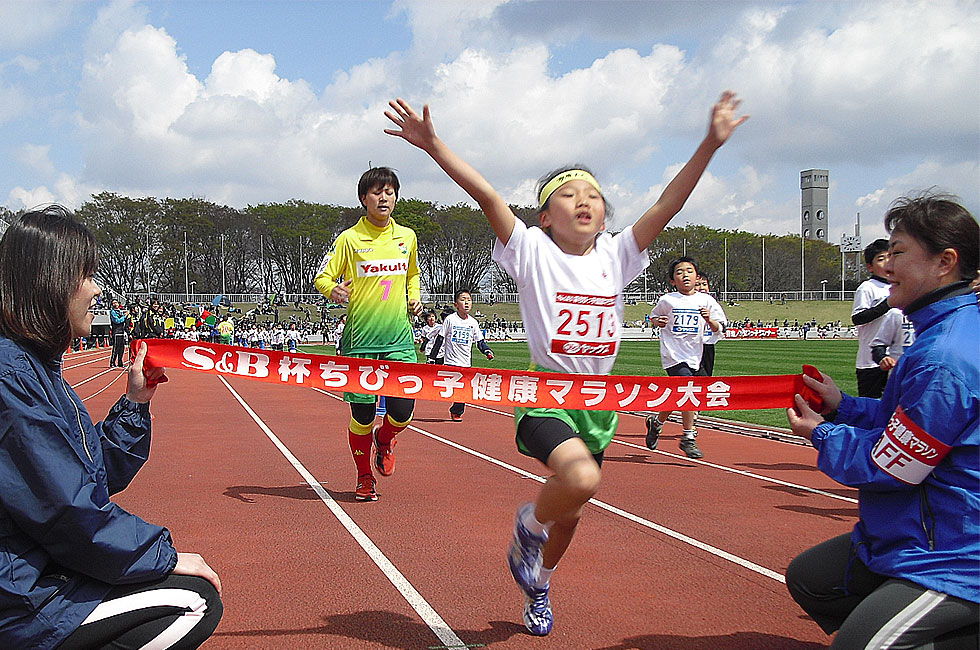 2年女子は鈴木さんが6分8秒で連覇。