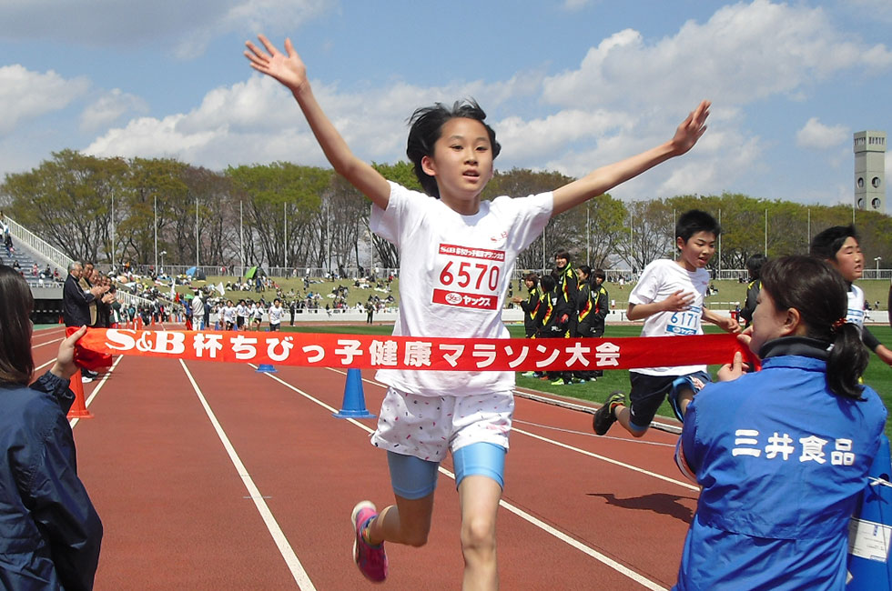 6年女子は加藤さんが10分39秒の好記録で初優勝。