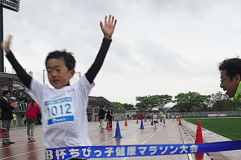 1年男子は土居くんが6分23秒の好タイムで優勝。