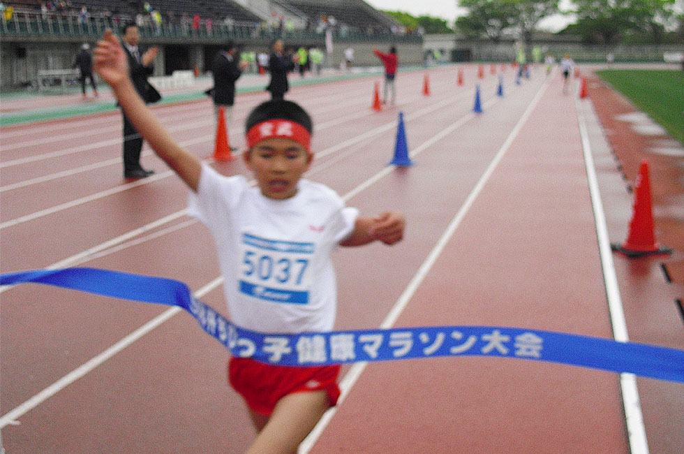5年男子は寺尾くんが10分58秒で初優勝。