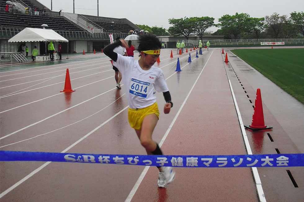 6年男子は石田くんが10分3秒の福岡大会新記録で初優勝。	