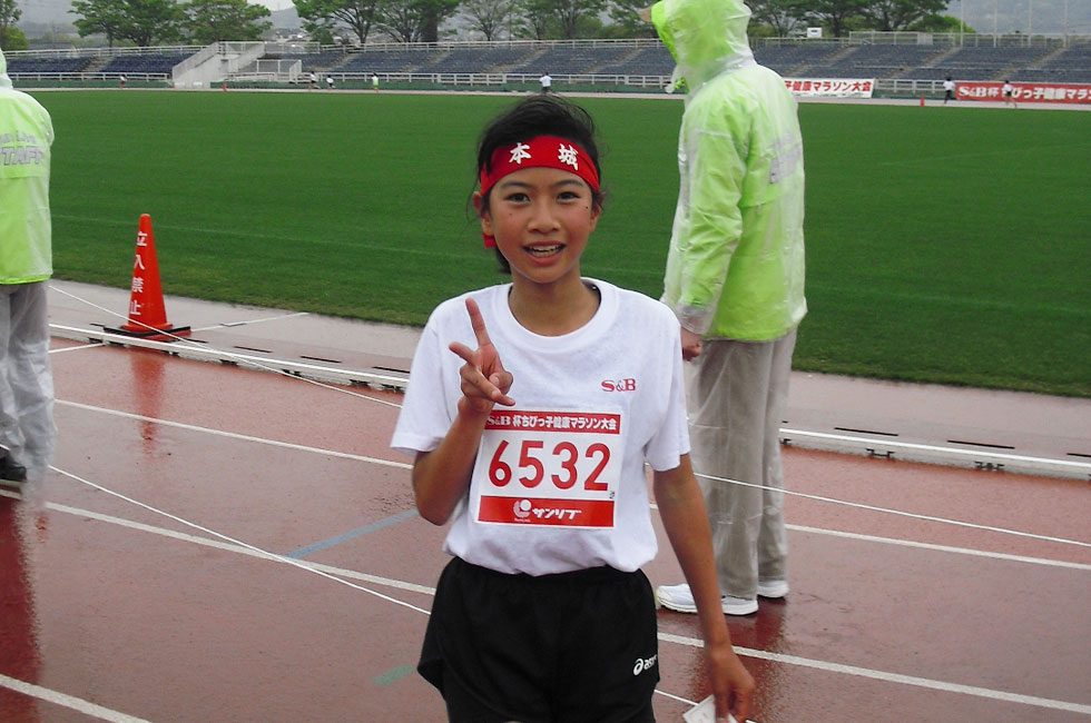 6年女子は藤岡さんが11分17秒で初優勝。