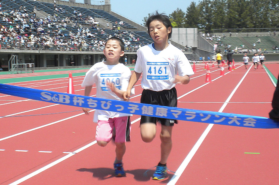 4年男子は藤野くん（左）が接戦を制し優勝。