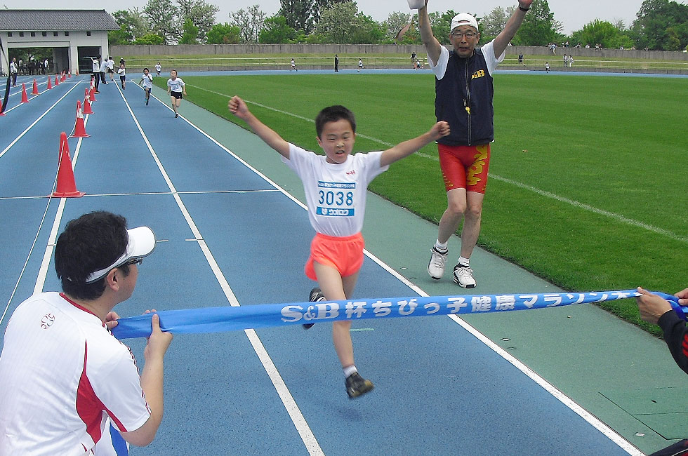 3年男子は吉田くんが7分52秒で初優勝。