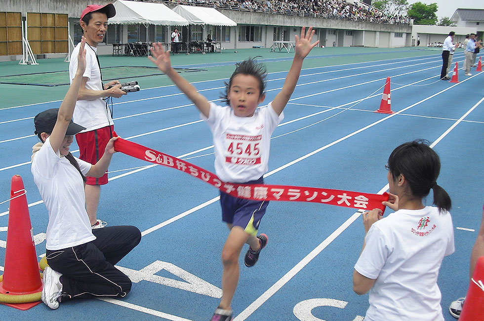 4年女子は岡木さんが8分9秒で初優勝。