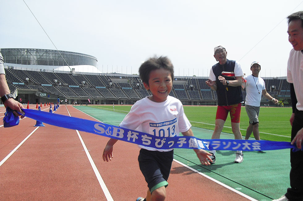 1年男子は村上くんが6分37秒で独走Ｖ。