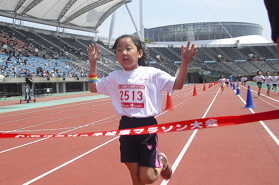 2年女子は本田さんが6分28秒で優勝。