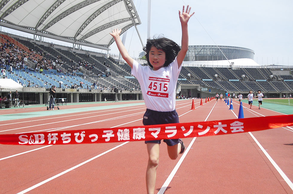 4年女子は平田さんが7分56秒で初優勝。