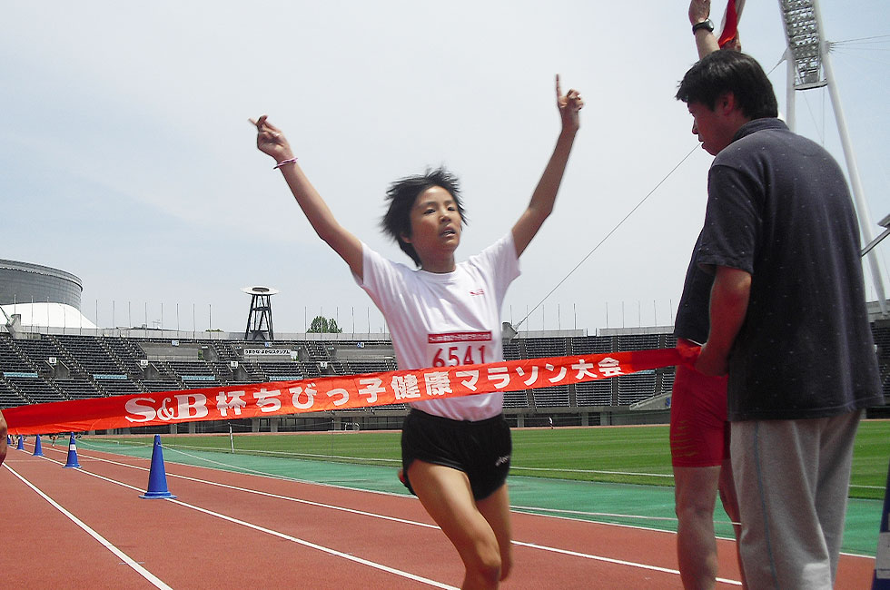 6年女子は川口さんが11分26秒で独走Ｖ。